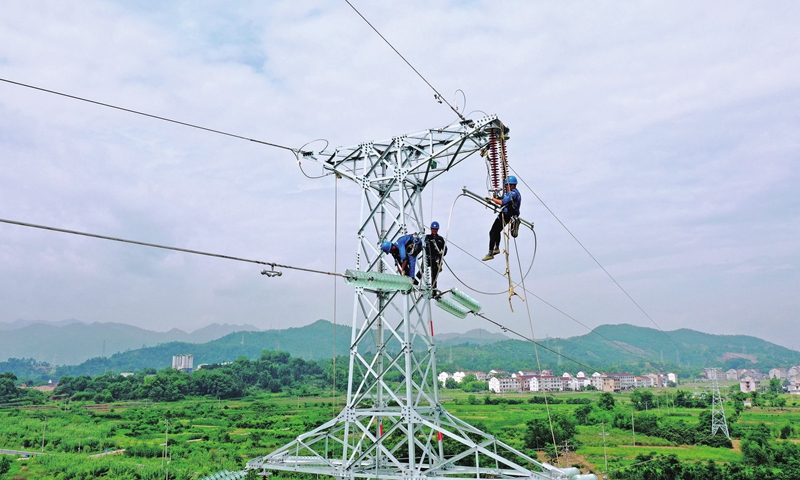 Electricians work on power lines in Xianju county, Taizhou, East China's Zhejiang Province on Wednesday. The local electric power service provider in Taizhou is renovating transmission lines running through all towns under Xianju county so as to ensure electricity supplies for everyday life and production. Photo: cnsphoto