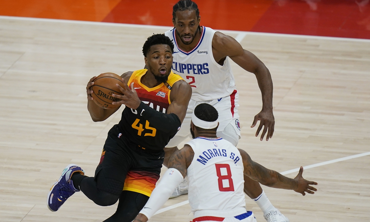 Los Angeles Clippers' Kawhi Leonard (No.2) and Marcus Morris (No.8) defend against Utah Jazz guard Donovan Mitchell on Tuesday in Salt Lake City. Photo: IC