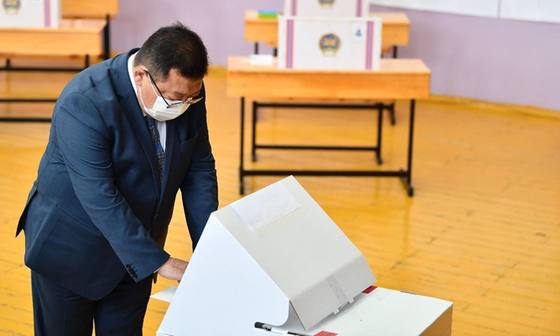 Presidential candidate Sodnomzundui Erdene, former chairman of the opposition Democratic Party, casts his vote at a polling station in Ulan Bator, Mongolia, June 9, 2021.Photo: Xinhua