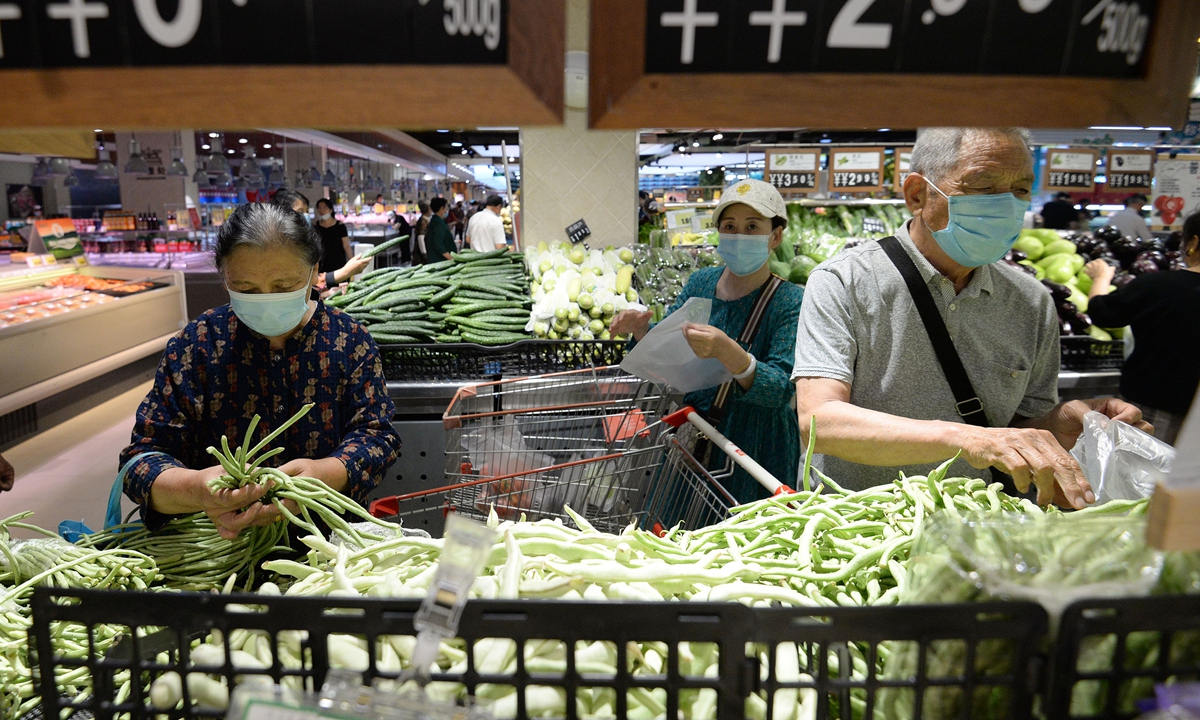 Customers shop at a supermarket in Handan, North China's Hebei Province on Wednesday. China's consumer price index, a main gauge of inflation, rose 1.3 percent year-on-year in May, data from the National Bureau of Statistics showed on Wednesday.