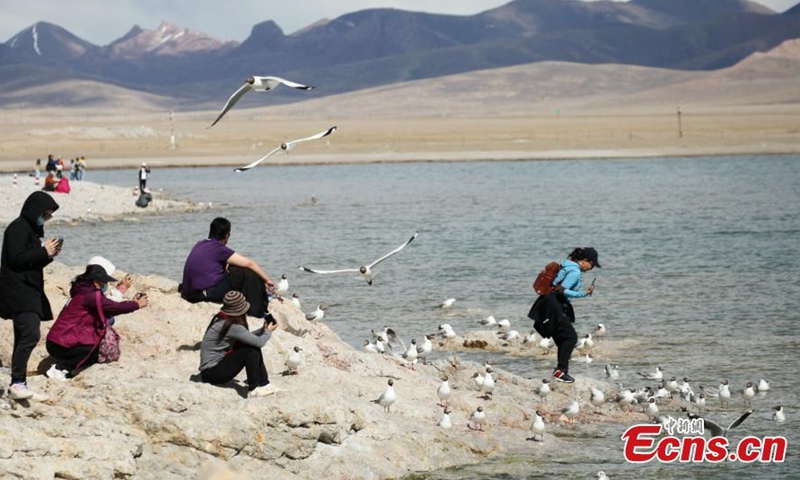 People visit Namtso Lake in Tibet, June 2, 2021. (Photo: China News Service/Chen Xiaoyuan) 