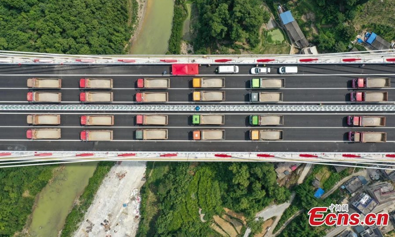 Trucks conduct a load test on the deck of Yunwu Bridge in Yunwu Town, Guiding County, Qiannan Prefecture, Guizhou Province, June 8, 2021. (Photo/Qu Honglun)
