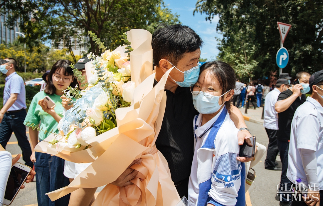 The college entrance examination, or gaokao, ended in Beijing on Thursday. Parents of the candidates held flowers in front of Beijing National Day School and Beijing No.9 high school to greet their children. A record 10.78 million candidates have sat this year's gaokao nationwide. Photo:Li Hao/GT
