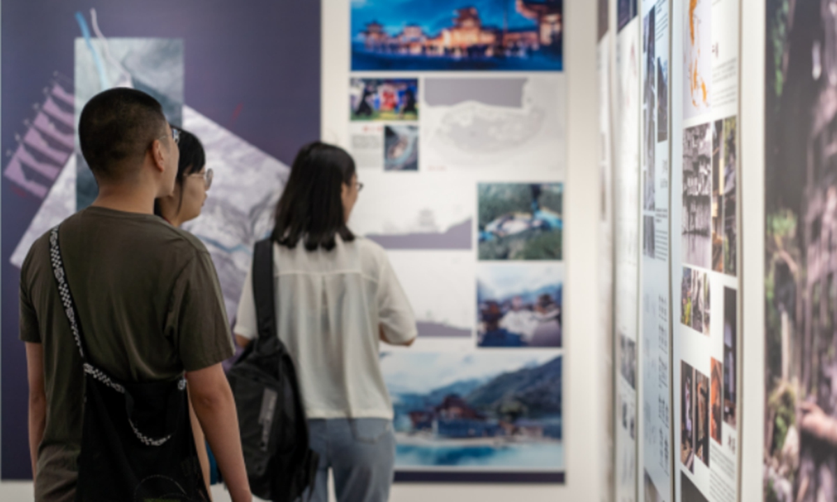 People view the exhibition in Jingdezhen Photo: Courtesy of Yang Lei 