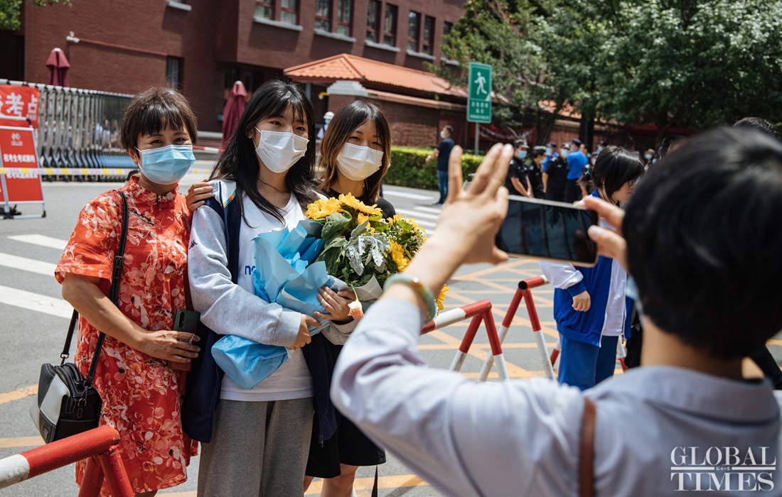 The college entrance examination, or gaokao, ended in Beijing on Thursday. Parents of the candidates held flowers in front of Beijing National Day School and Beijing No.9 high school to greet their children. A record 10.78 million candidates have sat this year's gaokao nationwide. Photo:Li Hao/GT