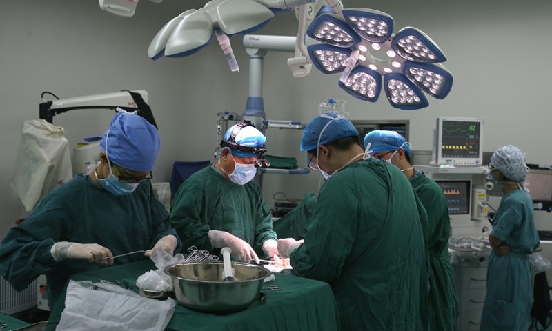 Medical staff conduct a kidney transplantation surgery for an organ recipient in Hefei, capital of east China's Anhui Province, Aug. 22, 2018.Photo:Xinhua
