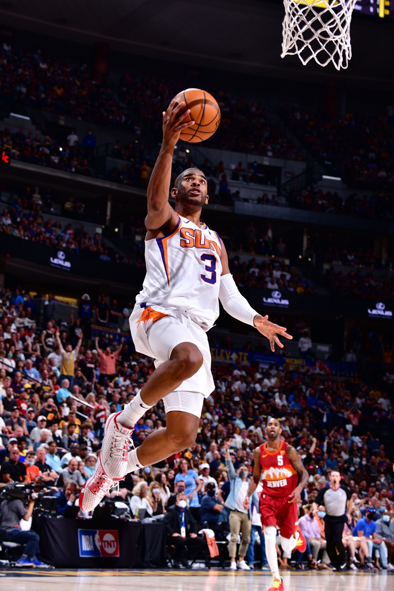 Chris Paul of the Phoenix Suns drives to the basket against the Denver Nuggets on Sunday in Denver, Colorado. Photo: VCG