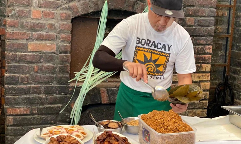 A chef makes Zongzi with glutinous rice, seasoned streaky pork, salted egg yolks and other delicacies and specialties in Quezon City, the Philippines, June 4, 2021.(Photo: Xinhua)