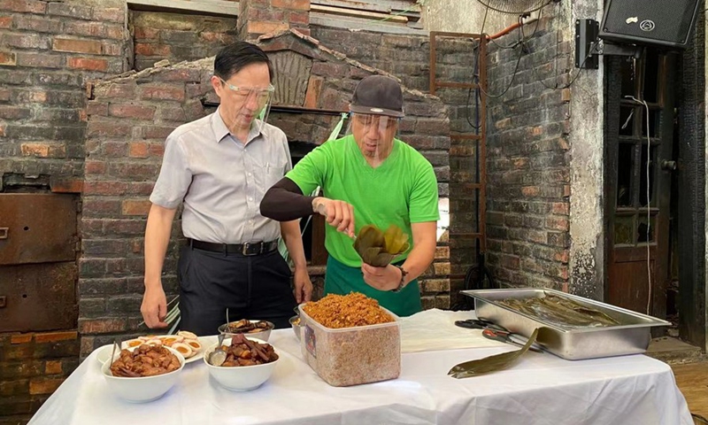 A chef makes Zongzi with glutinous rice, seasoned streaky pork, salted egg yolks and other delicacies and specialties in Quezon City, the Philippines, June 4, 2021.(Photo: Xinhua)