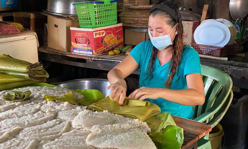 A woman makes Suman, a tasty Philippine snack, in Mabini city, the Philippines, May 29, 2021.(Photo: Xinhua)