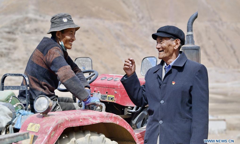 Migmar (R) talks with his neighbor in Lhaya Village, Gyamco Township, Namling County of Xigaze City, southwest China's Tibet Autonomous Region, April 18, 2021.Photo: Xinhua