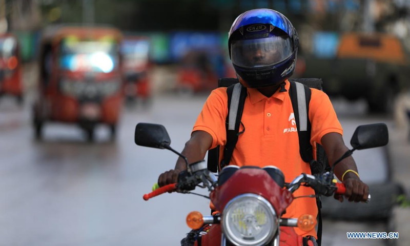 A man delivers food in Mogadishu, capital of Somalia, June 14, 2021. Through an online application platform, customers can easily order food as home food delivery in Somalia has expanded recently.Photo: Xinhua 