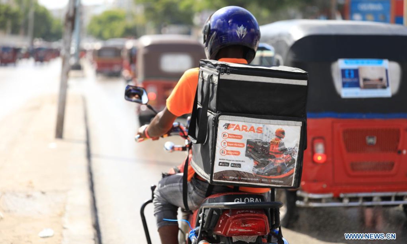 A man delivers food in Mogadishu, capital of Somalia, June 14, 2021. Through an online application platform, customers can easily order food as home food delivery in Somalia has expanded recently.Photo: Xinhua 