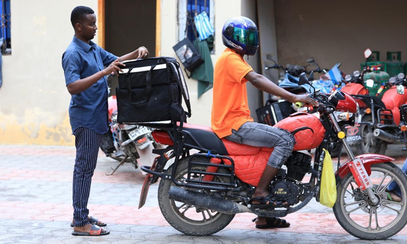 A man prepares to deliver food in Mogadishu, capital of Somalia, June 14, 2021. Through an online application platform, customers can easily order food as home food delivery in Somalia has expanded recently.Photo: Xinhua 