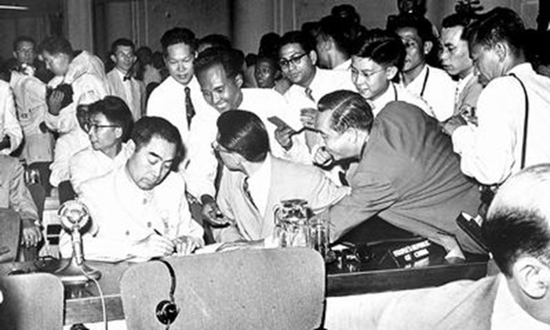 People swarming around Zhou for autographs