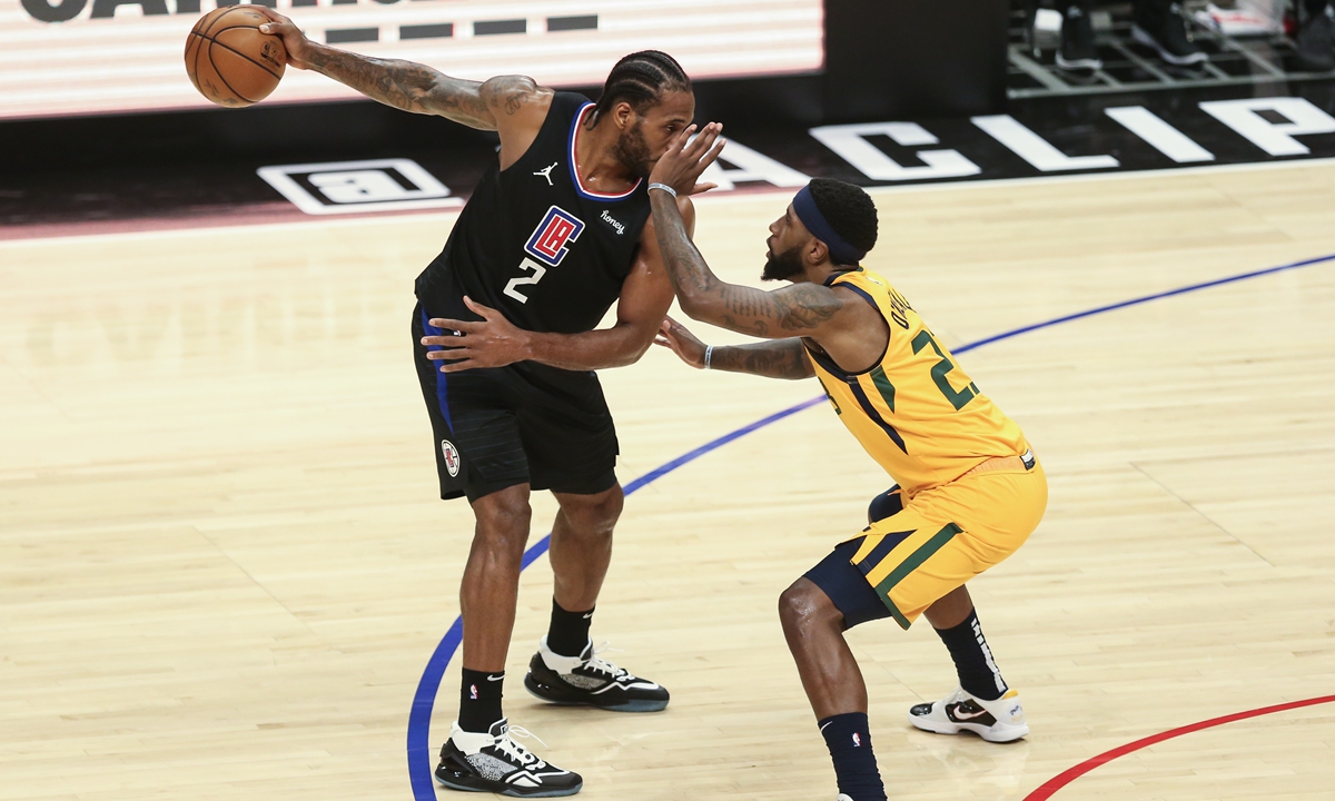 Utah Jazz forward Royce O'Neale (right) shields Los Angeles Clippers forward Kawhi Leonard on Monday in Los Angeles.  Photo: VCG