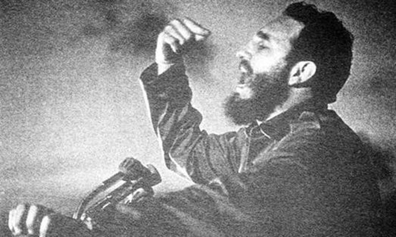 Fidel Castro raising his arm and announcing the establishment of diplomatic relations between China and Cuba