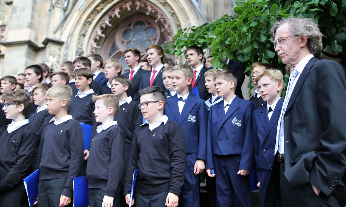 Gotthold Schwarz (right), the new head of the Thomaner Choir, sings with the Wuerzburg Cathedral Boys' Choir and the Regensburger Domspatzen in Leipzig, Germany in 2016. Photo: AFP