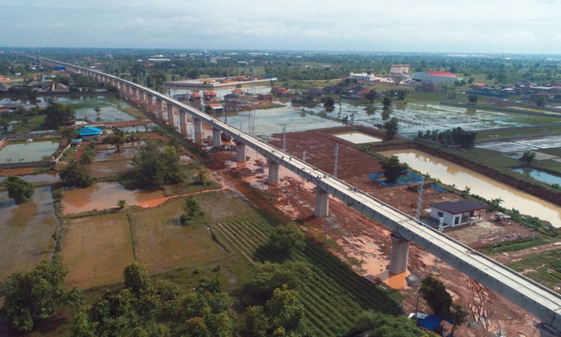 Photo taken with a drone on June 15, 2021 shows the Phonethong super major bridge under construction in Vientiane, Laos.(Photo: Xinhua)