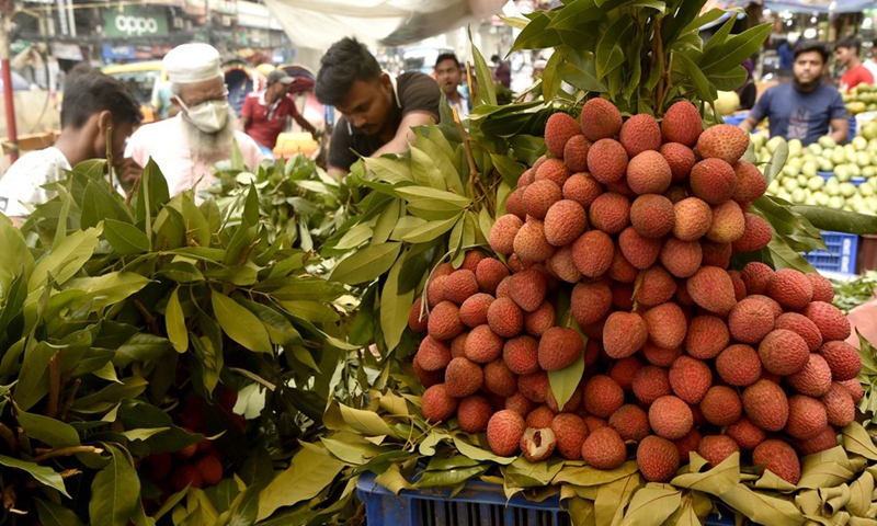 Photo shows lychees for sale at a stall in Dhaka, Bangladesh on June 16, 2021.(Photo: Xinhua)