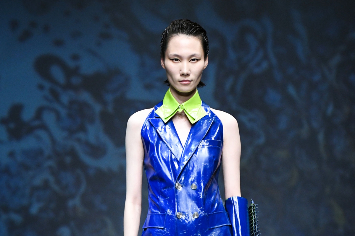Graduation fashion show by Tsinghua triggers controversy over eye