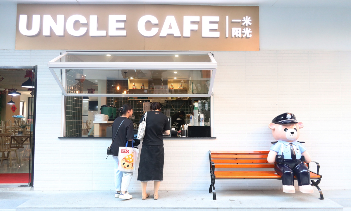 Customers buy coffee at a newly opened police station-themed coffee shop in Hangzhou, East China's Zhejiang Province. Photo: IC