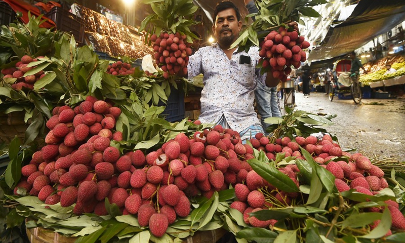 Photo shows lychees for sale at a stall in Dhaka, Bangladesh on June 16, 2021.(Photo: Xinhua)