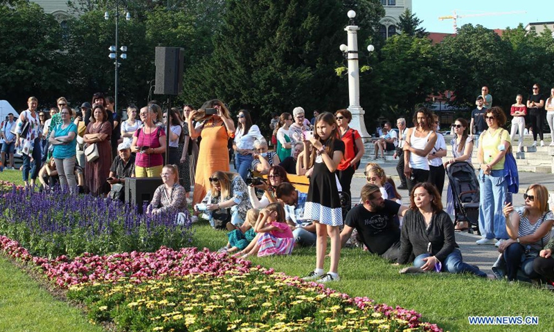 People watch performance by members of the National Folk Dance Ensemble of Croatia LADO near Croatian National Theater in Zagreb, Croatia, June 16, 2021.(Photo: Xinhua)