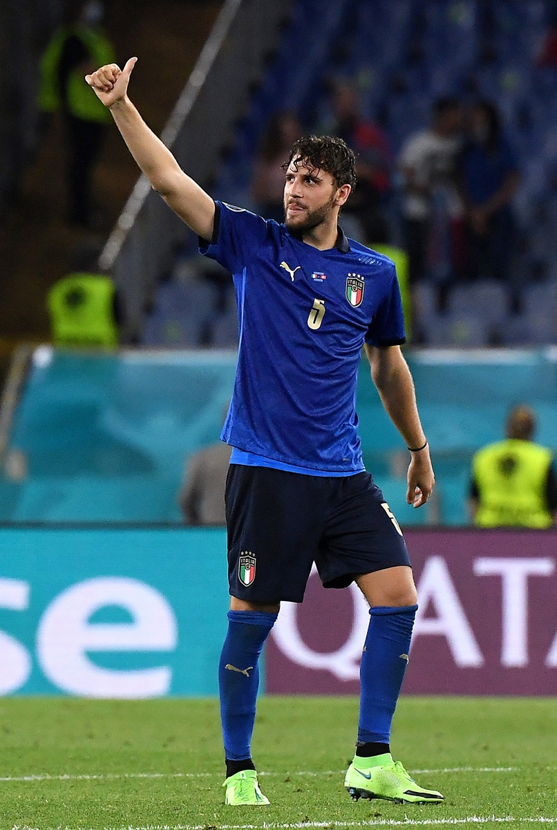Manuel Locatelli of Italy acknowledges the fans following their victory over Switzerland on Wednesday in Rome, Italy. Photo: VCG
