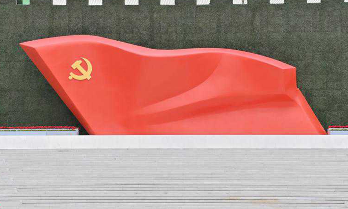 Sculpture flag Photo: Courtesy for the exhibition 