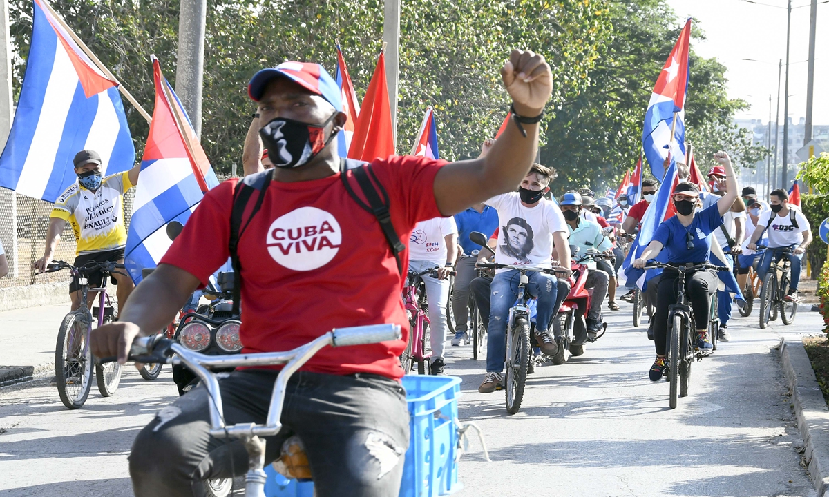 Local residents ride bicycles to protest the nearly 60-year US embargo against Cuba in Santa Clara, Cuba on April 25. Photo: Xinhua