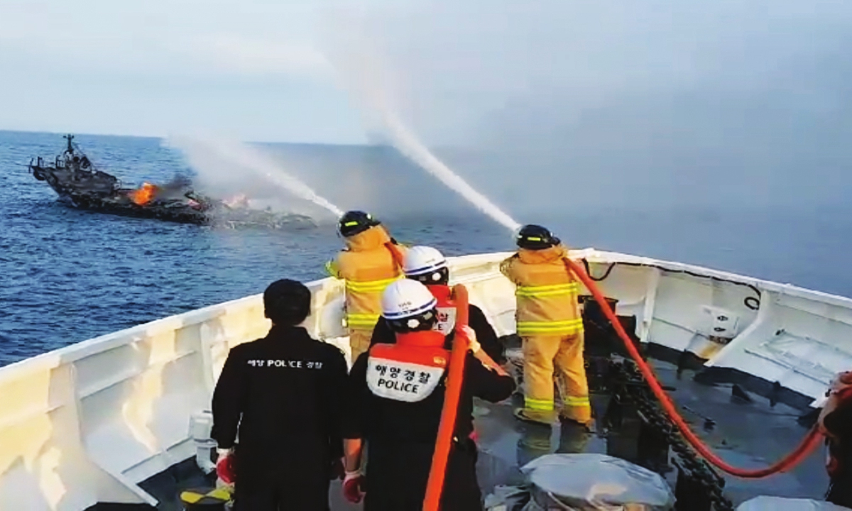 The coast guard put out the fire on the garrison ship after a fishing boat caught fire on Thursday in the sea 8.3 kilometers northeast of Niusdo in Jeju, South Korea. Photo: VCG