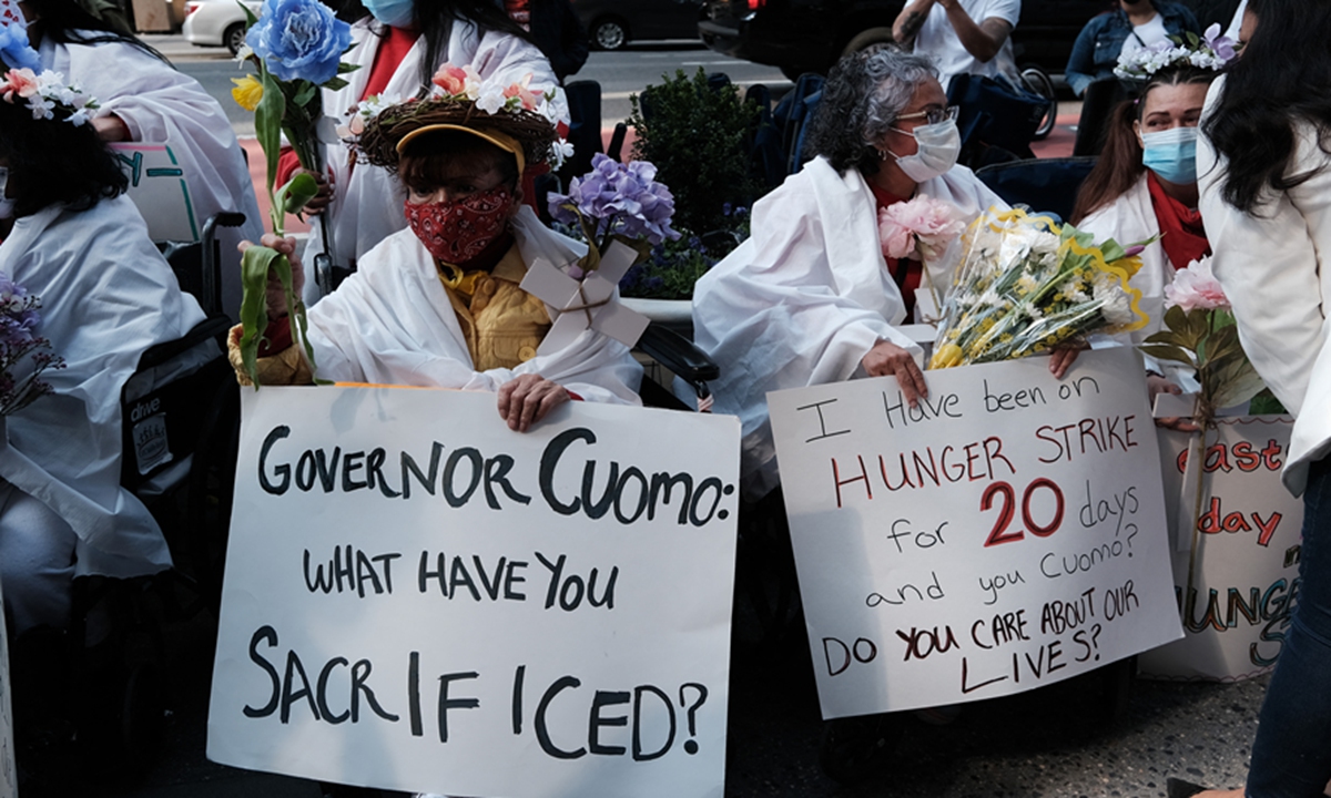 People join a demonstration with workers who are on the 20th day of a hunger strike on April 4, 2021 in New York, who did not receive federal unemployment aid because of factors like immigration status. Photo: AFP