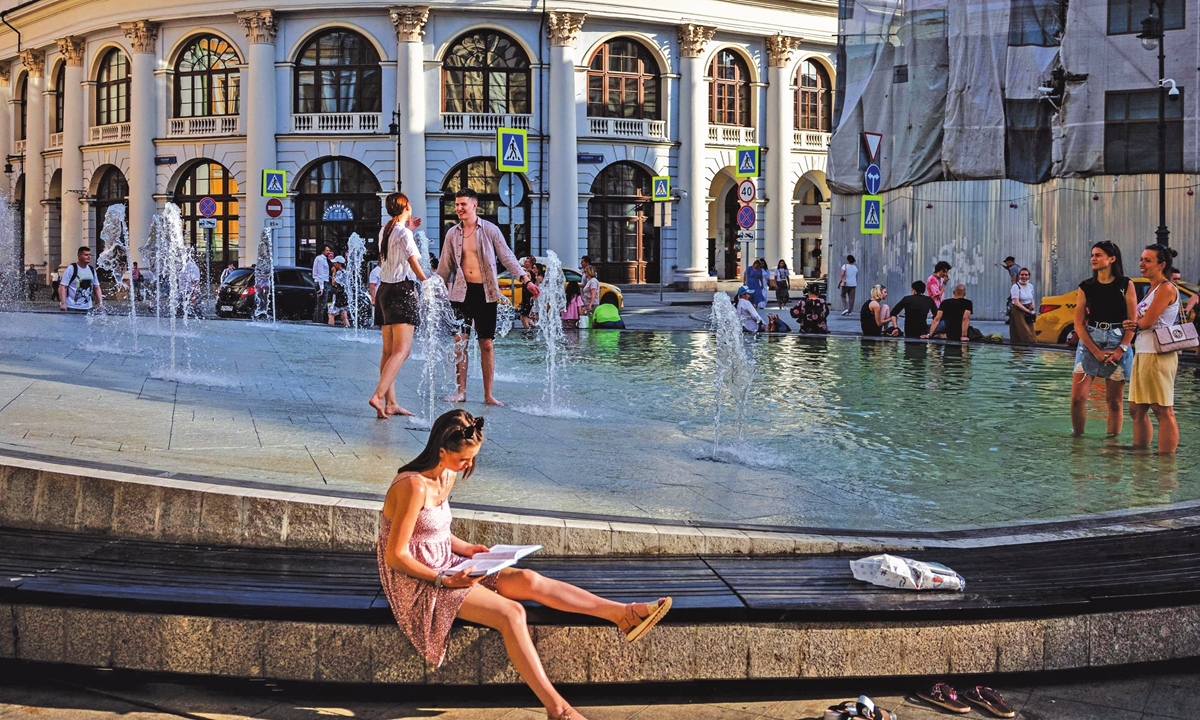 People cool off in a fountain during a hot summer day in downtown Moscow on Tuesday. Moscow has been hit by a historic heat wave this week, with temperatures reaching a 120-year record due to the effects of climate change, Russia's weather service said Tuesday. Photo: VCG
