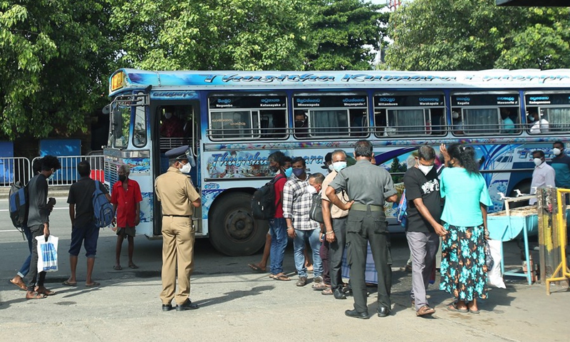People wait for buses in Colombo, Sri Lanka, on June 21, 2021.(Photo: Xinhua)