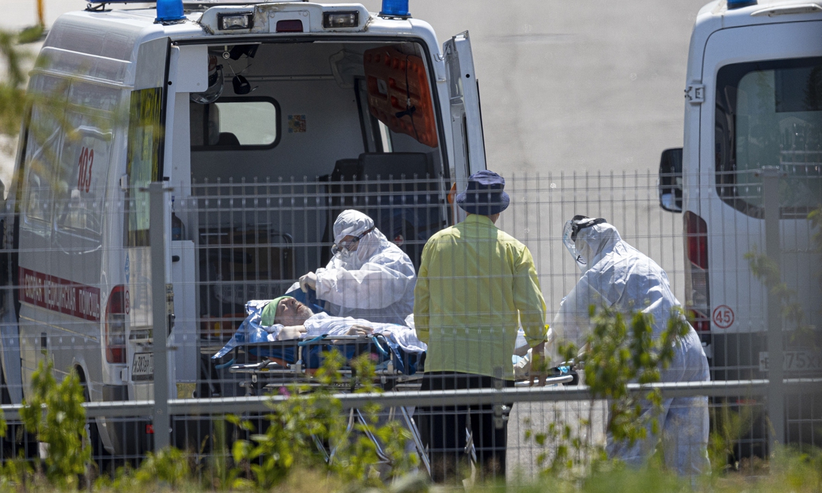Medical workers carry a patient suspected of having coronavirus on a stretcher at a hospital in Kommunarka, outside Moscow, Russia, Saturday. The Russian coronavirus task force said 619 people died over the past day, the most since December 24. Photo: VCG