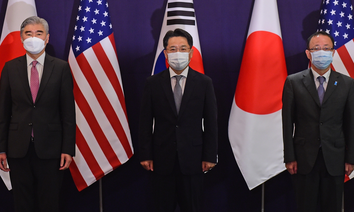 Noh Kyu-duk (center), South Korea's special representative for Korean Peninsula peace and security affairs, poses for a photo with Sung Kim (left), US special envoy for North Korea, and Takehiro Funakoshi, head of the Japanese Foreign Ministry's Asian and Oceanian Affairs Bureau, prior to their talks in Seoul on Monday. Photo: VCG