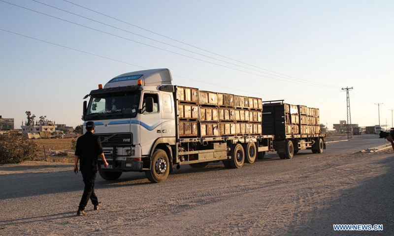 Trucks arrive at the Kerem Shalom commercial crossing in the southern Gaza Strip city of Rafah, on June 22, 2021. For the second day in a row, dozens of trucks loaded with agricultural goods and clothes arrived at the Kerem Shalom commercial crossing in the southern Gaza Strip.(Photo: Xinhua)