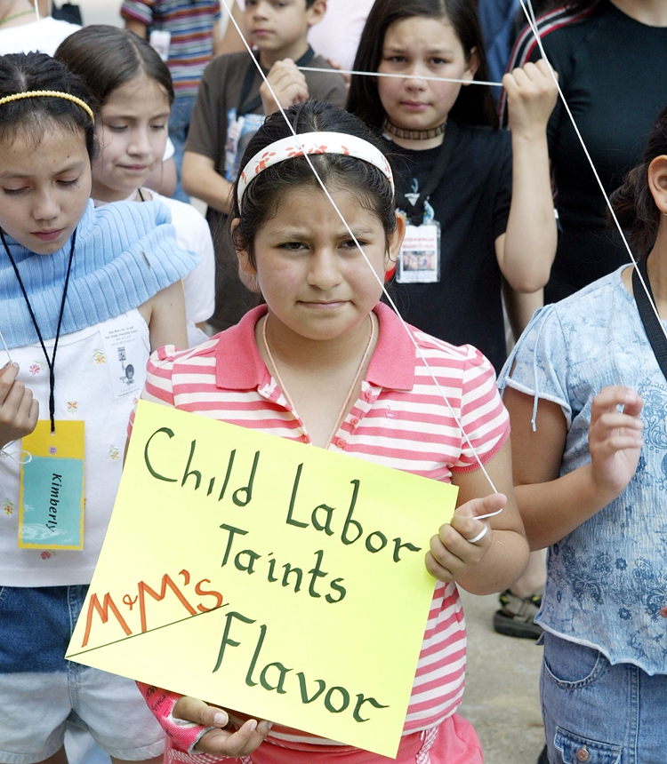 Children protest to demand M&M Mars candy company stop sourcing cocoa from suppliers using child labor in Chicago. Photo: AFP
