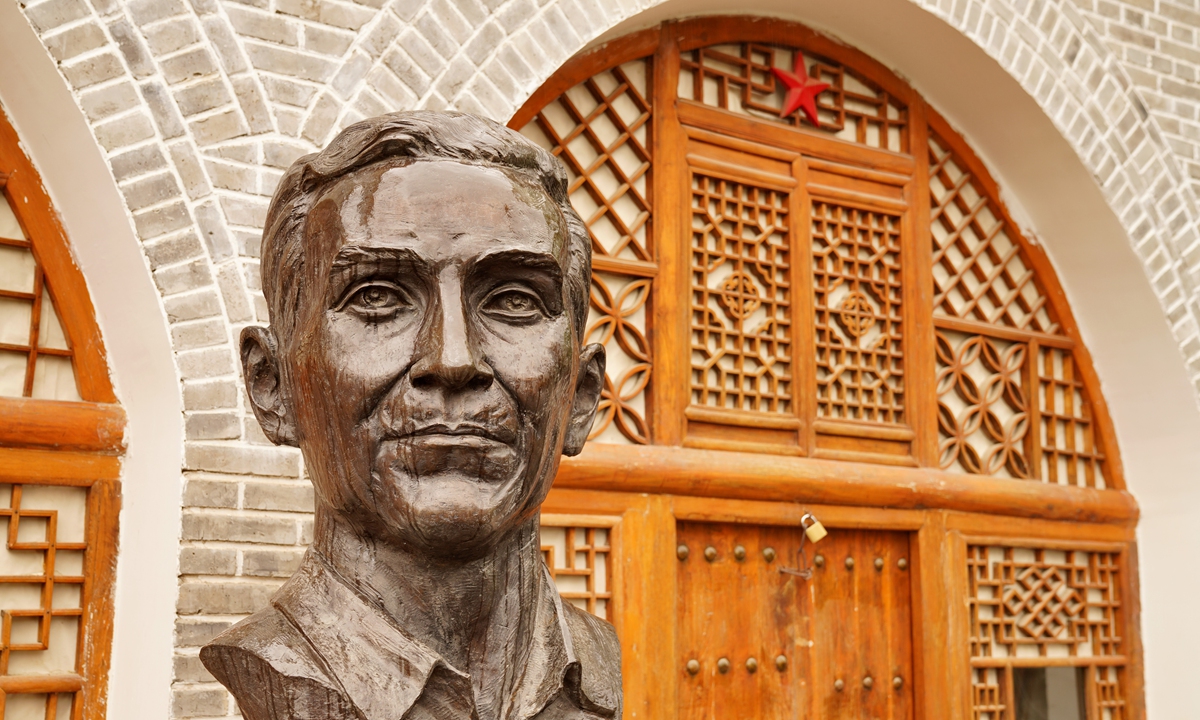Edgar Snow's statue in front of the cave dwelling where he lived in Yan'an. Photo: VCG