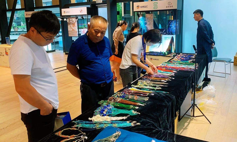 Consumers check handcrafts at the Pakistan culture fair on June 18, 2021. Photo: Courtesy of Hongqiao Import Commodity Exhibition and Trade Center
