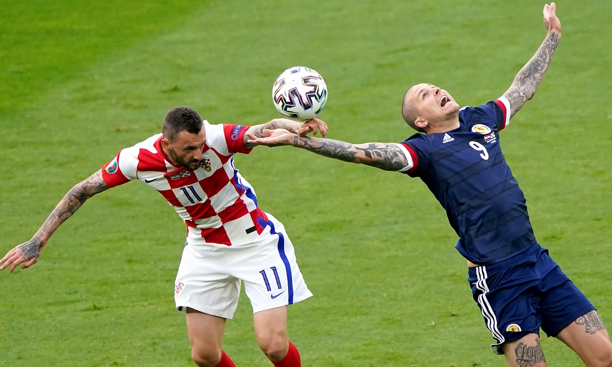 Croatia's Marcelo Brozovic (left) and Scotland's Lyndon Dykes battle for the ball. Photo: VCG