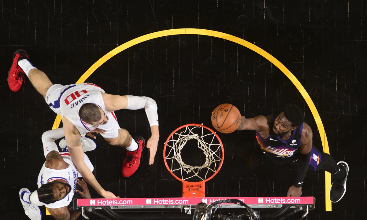 Deandre Ayton of the Phoenix Suns shoots the ball against the Los Angeles Clippers on Tuesday in Phoenix, Arizona. Photo: VCG
