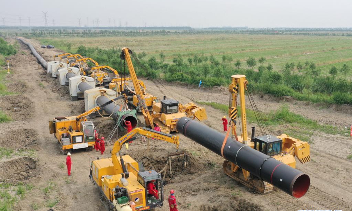 Aerial photo taken on June 24, 2021 shows workers installing pipe sections at a construction site for the outbound pipeline of a liquefied natural gas (LNG) receiving station, in Wanglanzhuang Township, Fengnan District, Tangshan City of north China's Hebei Province. This 176.18-kilometer pipeline, when finished, is expected to duct natural gas from the Xintian LNG receiving station in Caofeidian District of Tangshan to Baodi District of Tianjin, also in north China. (Xinhua/Yang Shiyao)