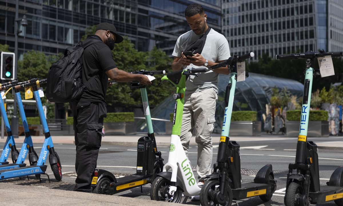 A member of the public looks at e-scooters on the day of the launch of a pilot program on June 7 in London, England. Photo: VCG