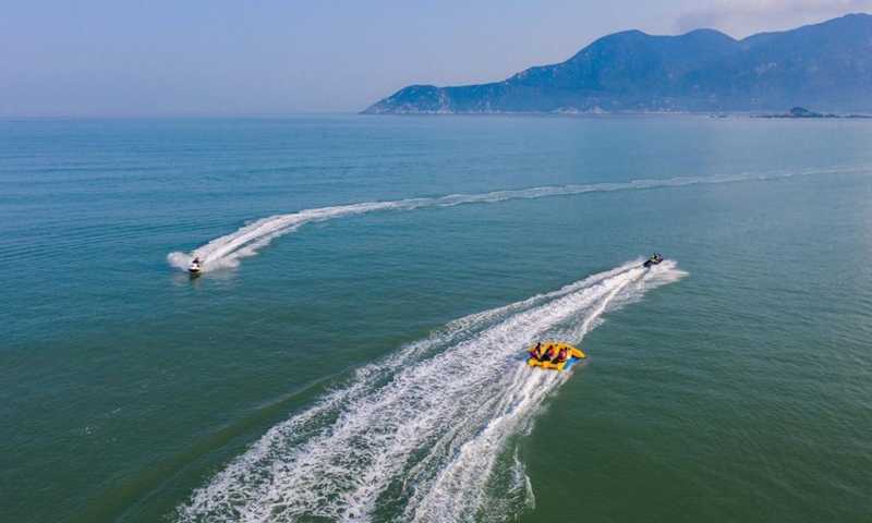 Aerial photo taken on June 24, 2021 shows tourists riding a speedboat in Zhoushan, east China's Zhejiang Province.Photo:Xinhua