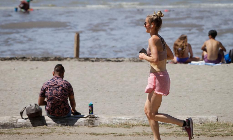 A resident jogs along a beach under the heat wave warning at English Bay in Vancouver, British Columbia, Canada, June 24, 2021.Photo:Xinhua