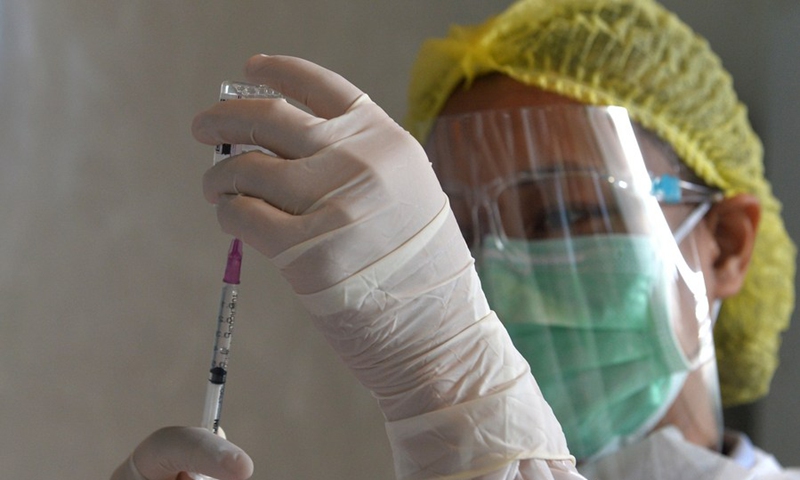 A health worker prepares a dose of COVID-19 vaccine in Bangkok, Thailand, June 26, 2021.(Photo: Xinhua)