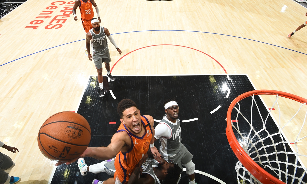 Devin Booker of the Phoenix Suns drives to the basket against the Los Angeles Clippers on Saturday in Los Angeles. Photo: VCG
