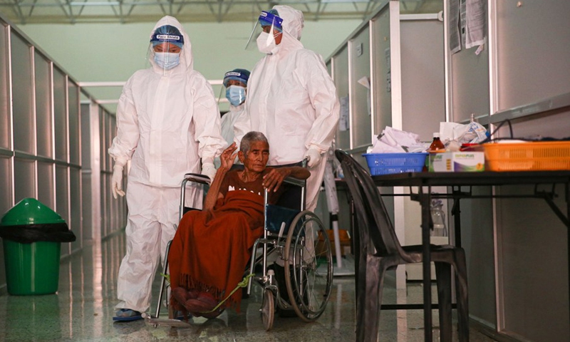 Kalika Devi Baskota, 92, is accompanied by health workers in an isolation ward in Kathmandu, Nepal on June 25, 2021.(Photo: Xinhua)